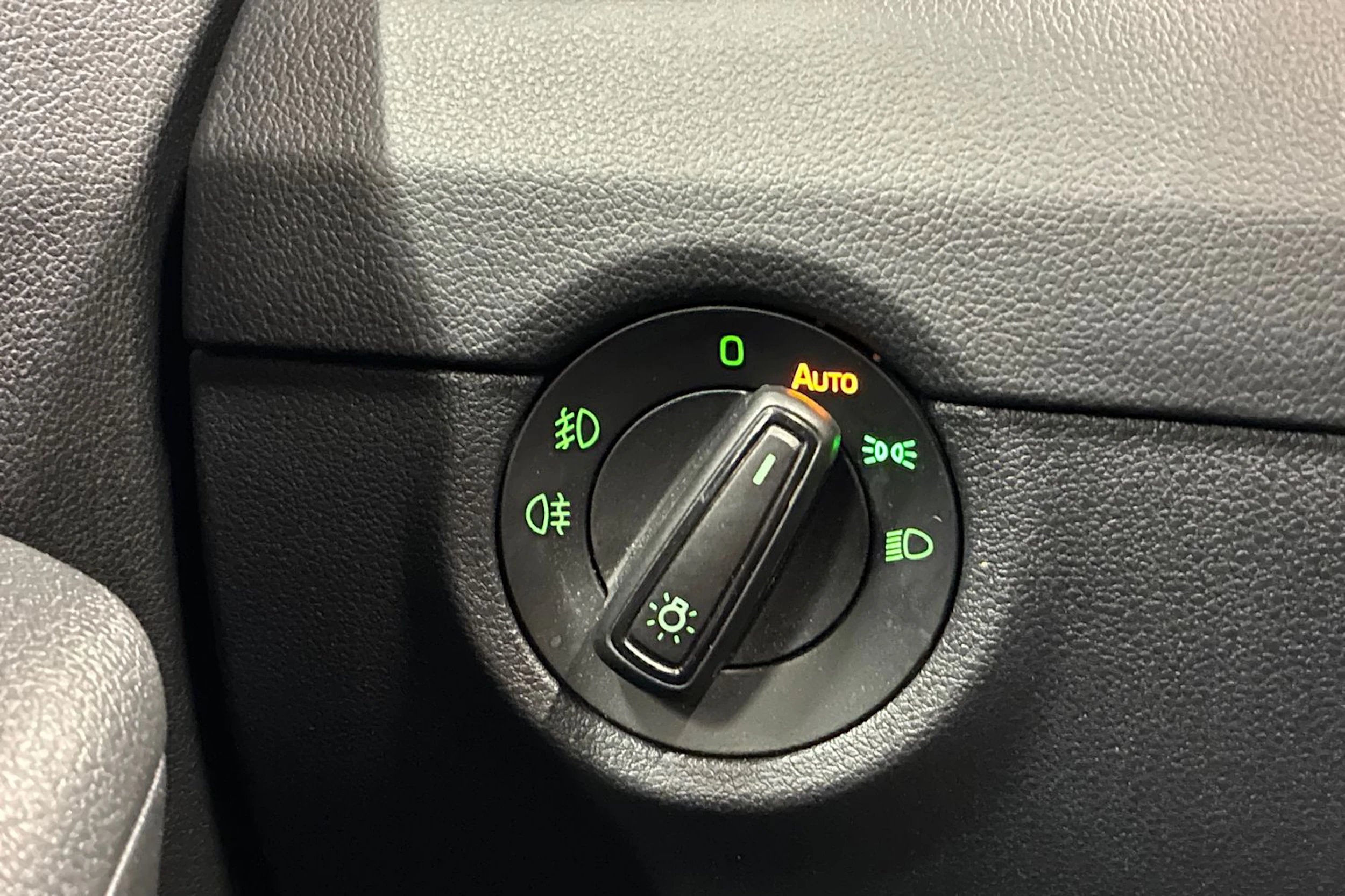 musta Skoda Octavia 2018 kuva 16.