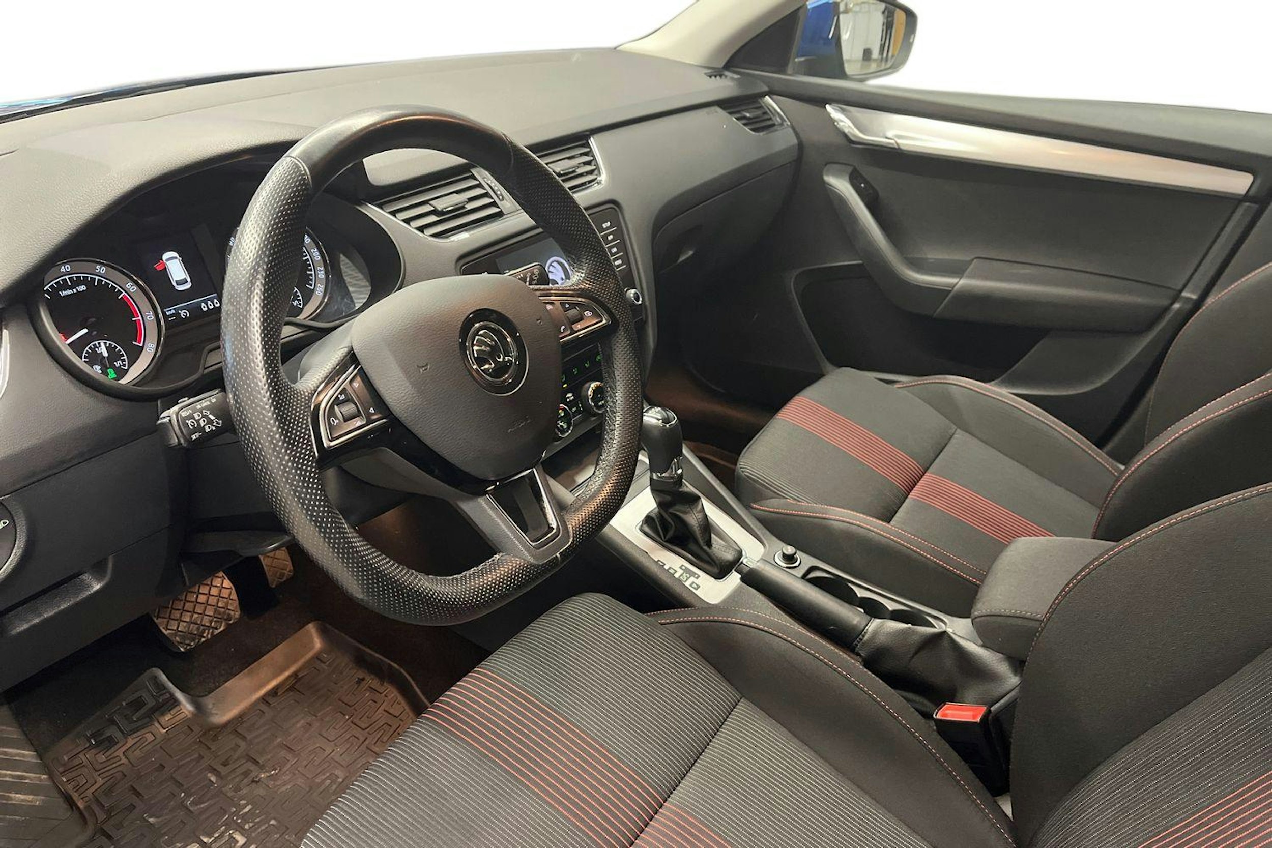 sininen Skoda Octavia 2018 kuva 7.