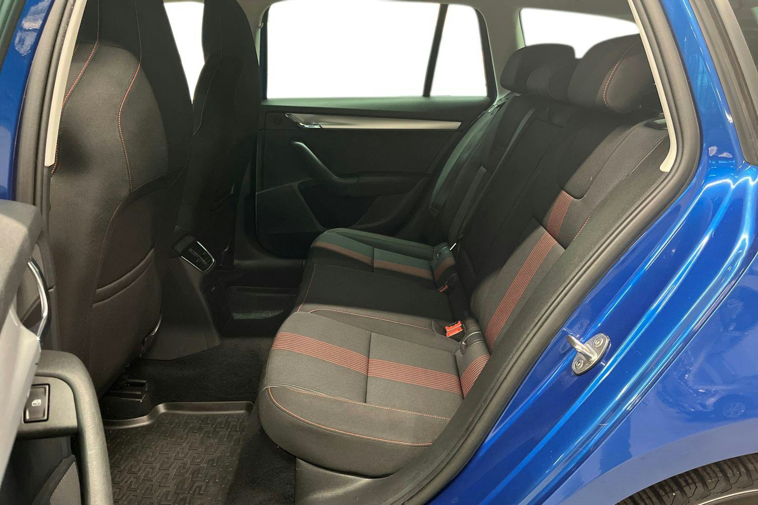 sininen Skoda Octavia 2018 kuva 10.