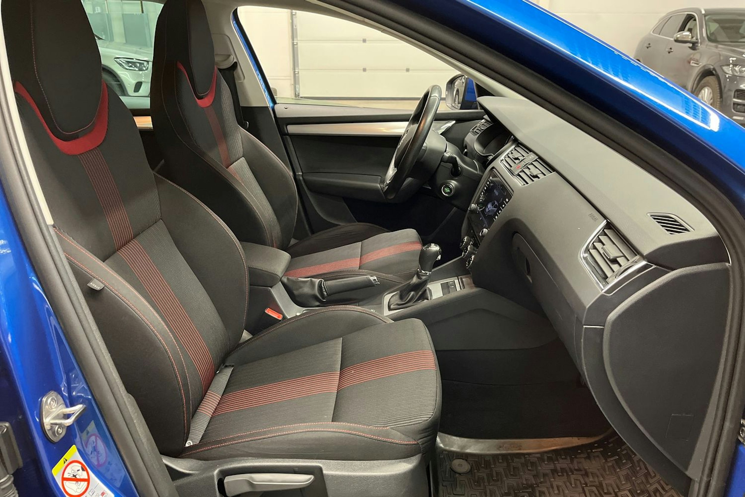 sininen Skoda Octavia 2018 kuva 15.