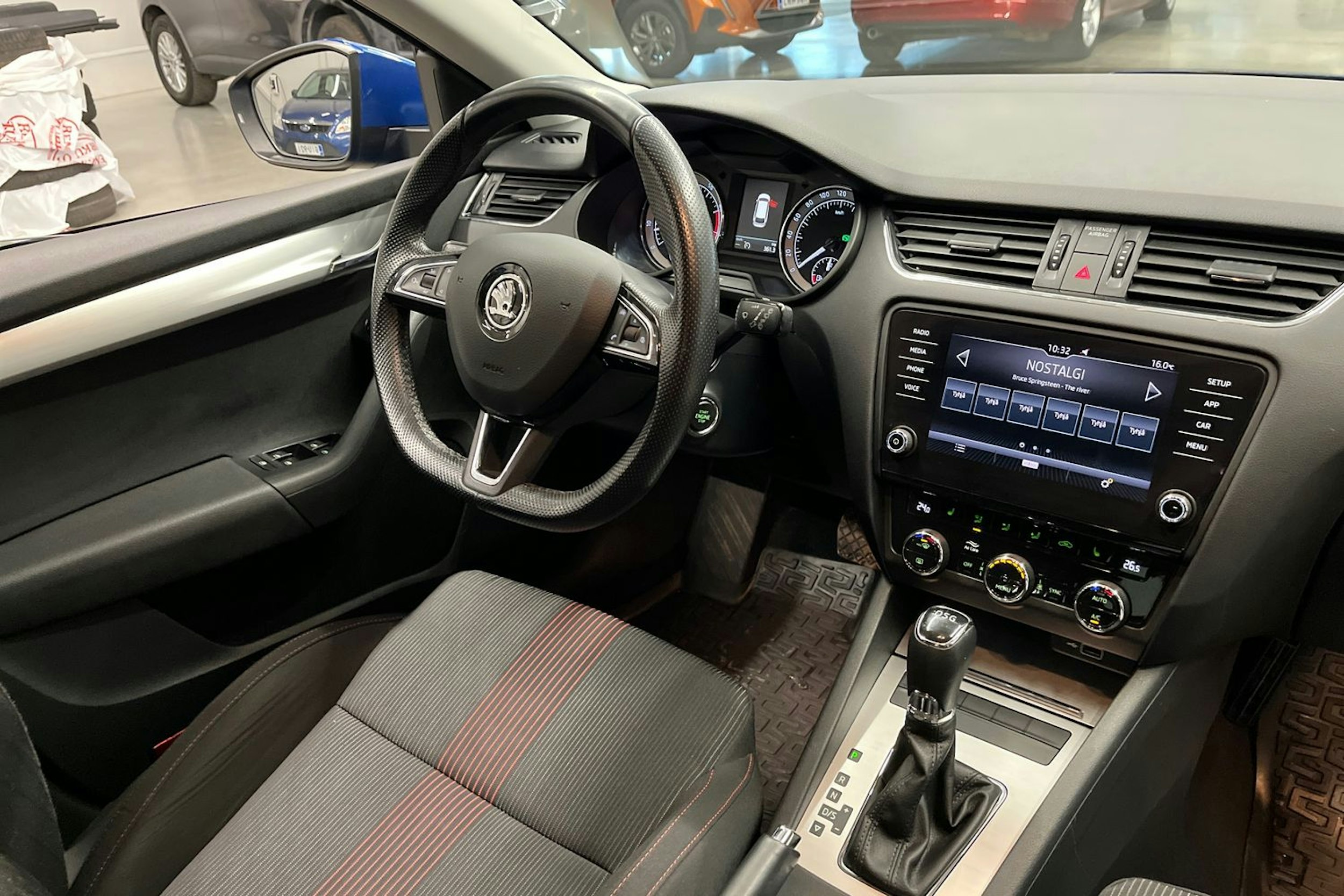 sininen Skoda Octavia 2018 kuva 16.