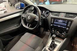 sininen Skoda Octavia 2018 kuva 16.