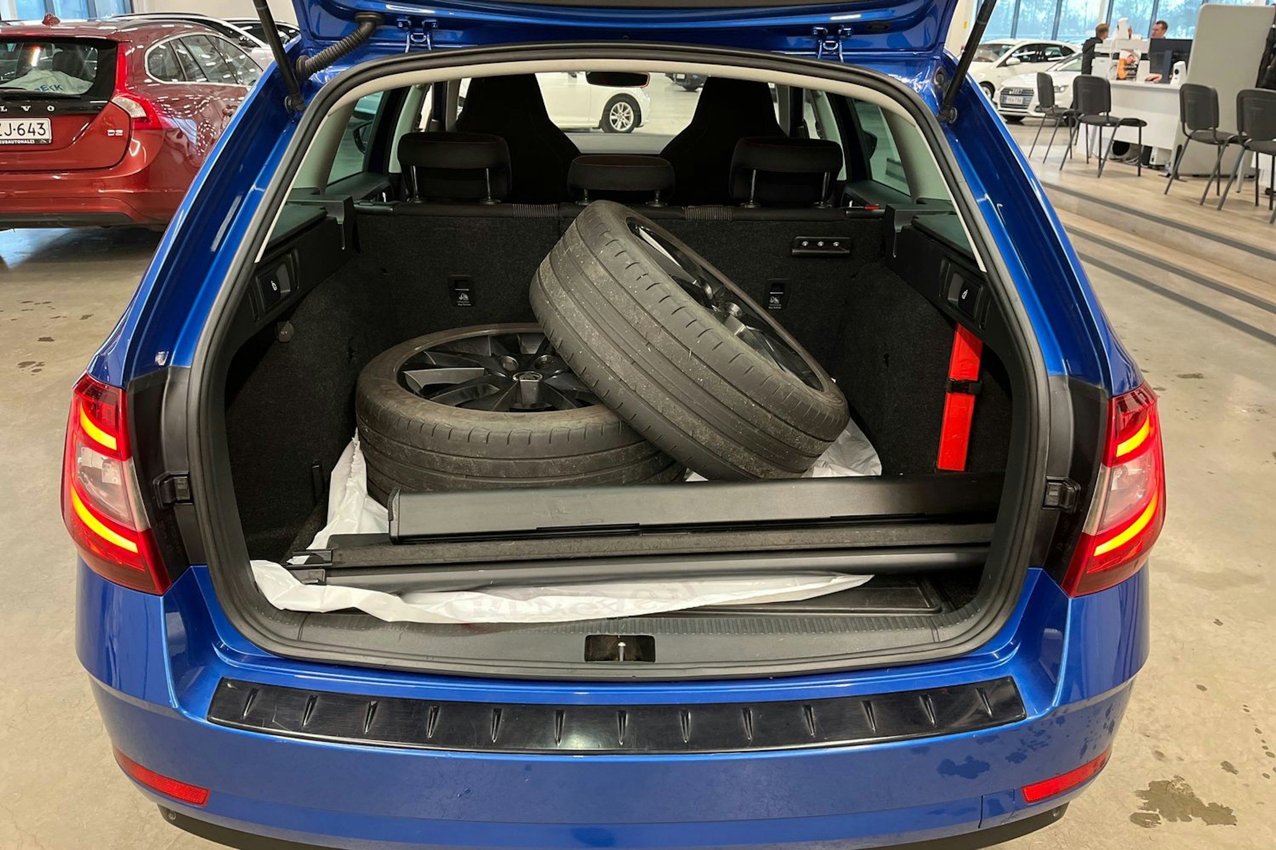 sininen Skoda Octavia 2018 kuva 29.