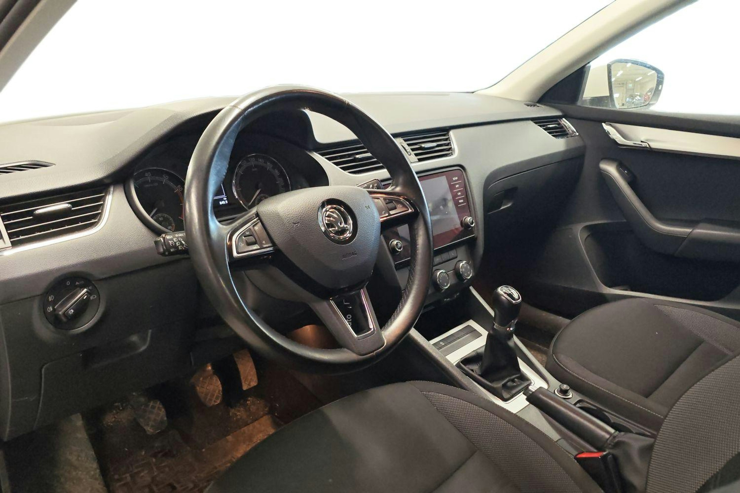 valkoinen Skoda Octavia 2018 kuva 3.