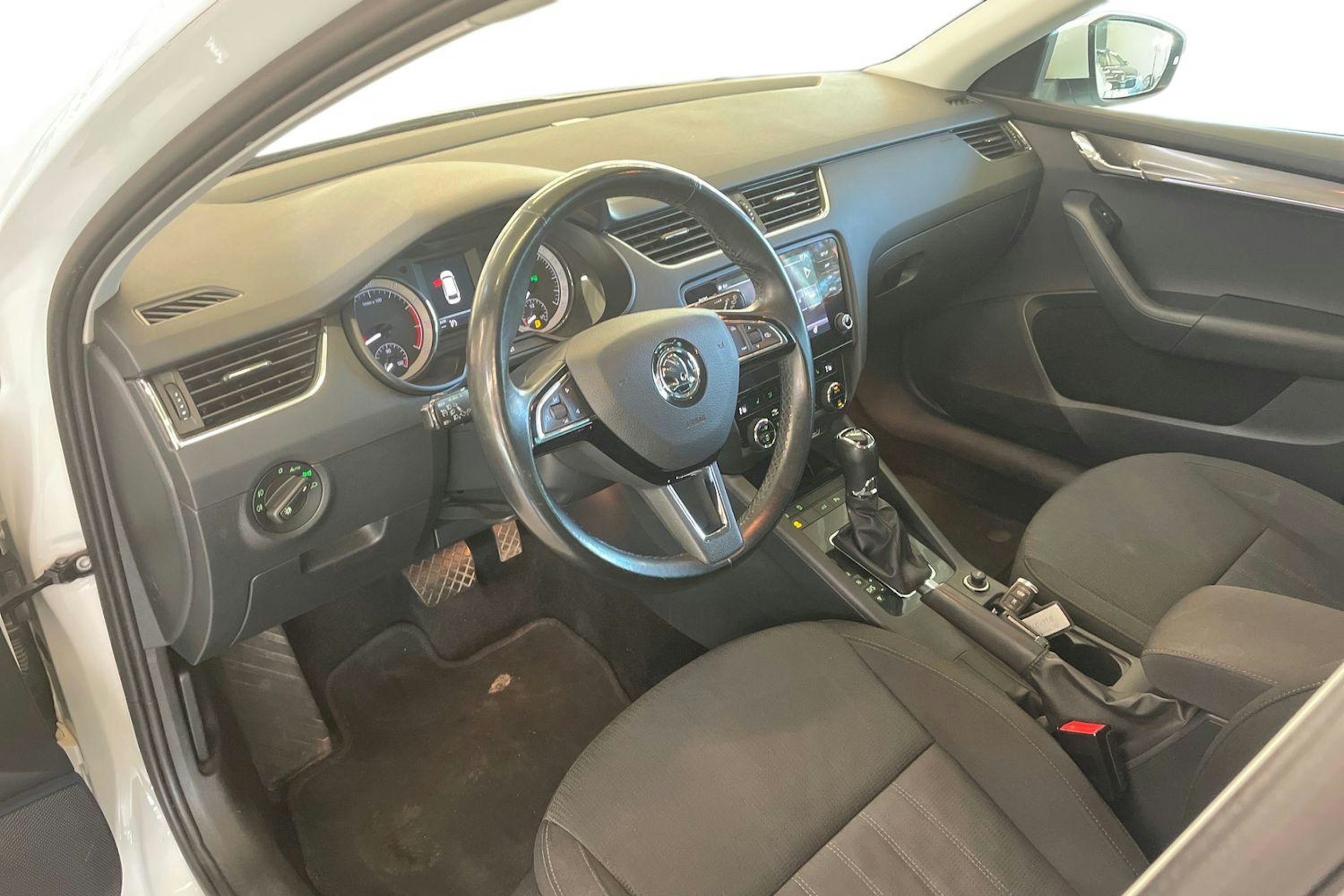 valkoinen Skoda Octavia 2018 kuva 7.