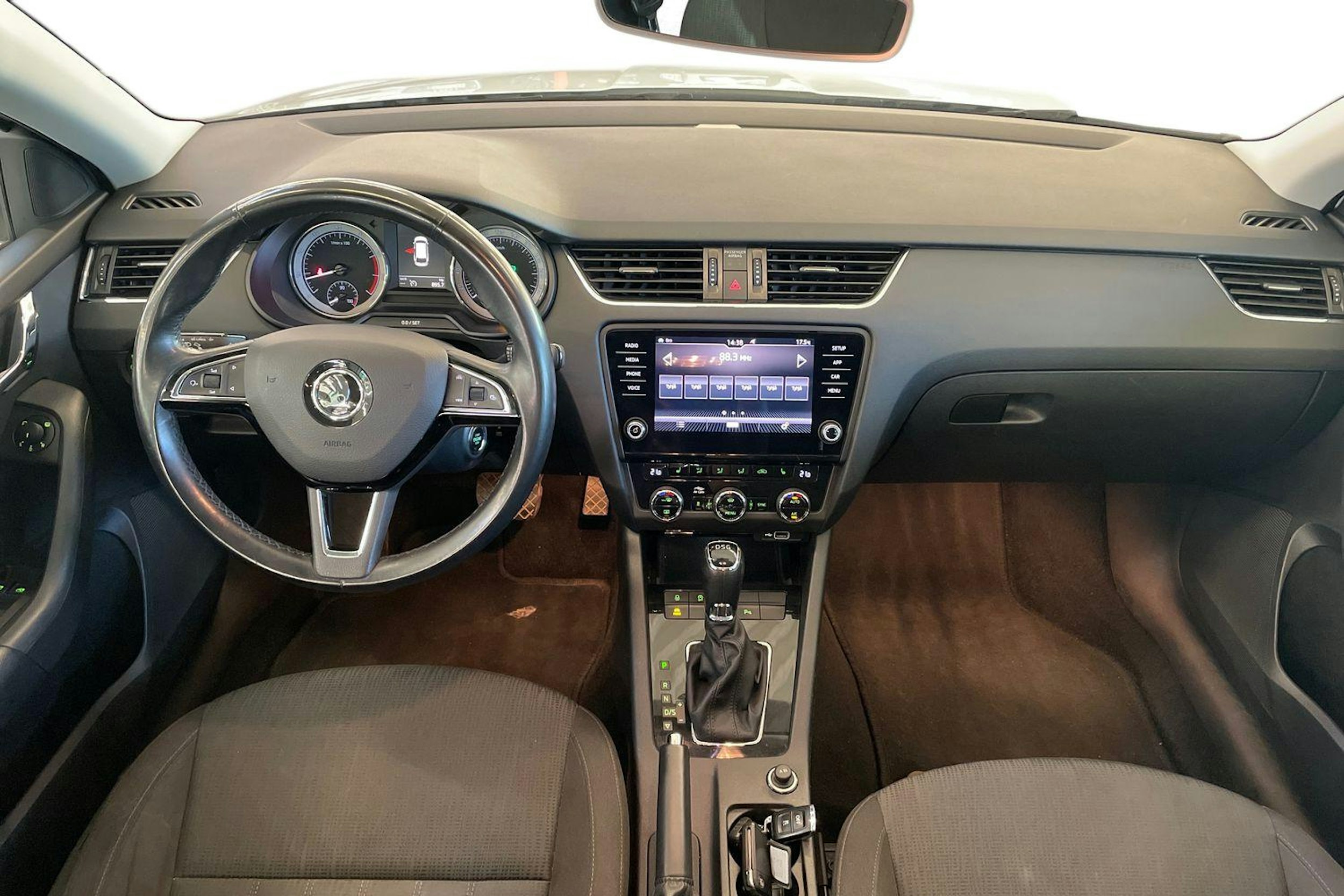 valkoinen Skoda Octavia 2018 kuva 9.