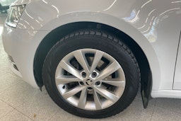 valkoinen Skoda Octavia 2018 kuva 11.
