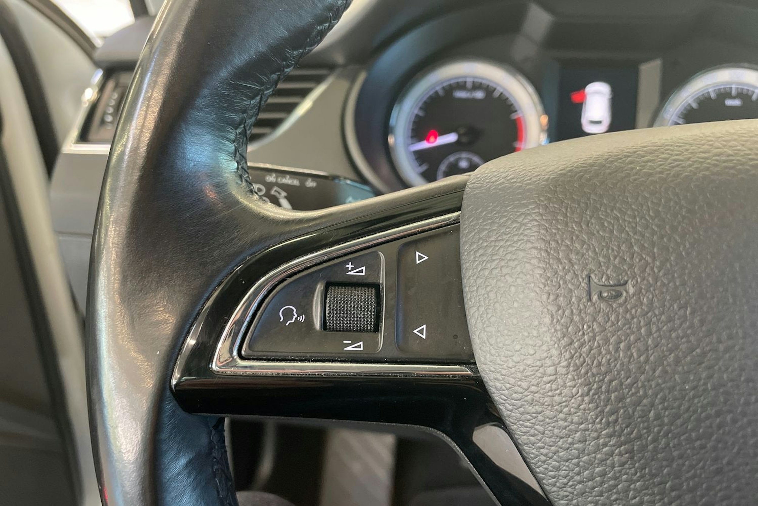 valkoinen Skoda Octavia 2018 kuva 14.