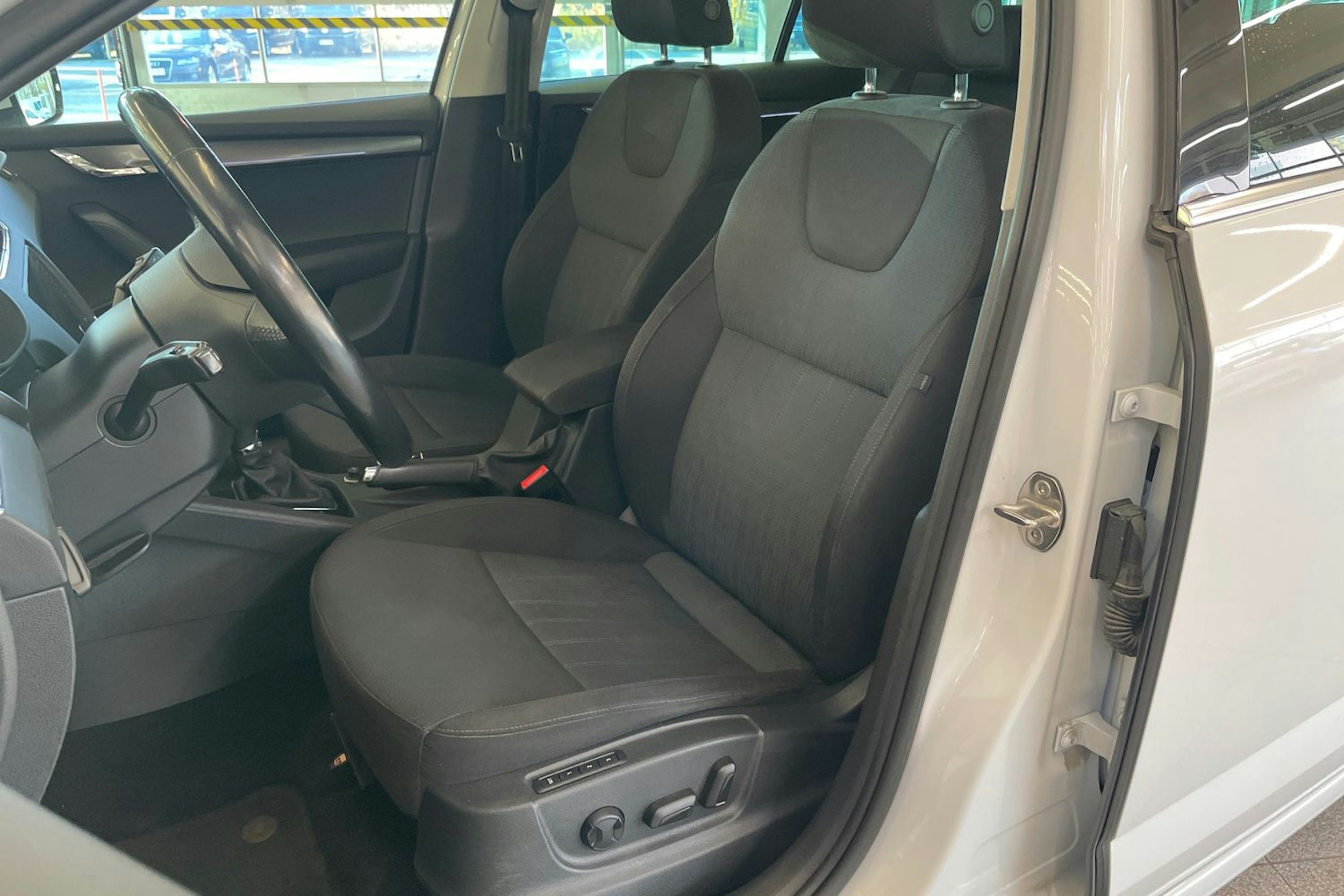 valkoinen Skoda Octavia 2018 kuva 23.