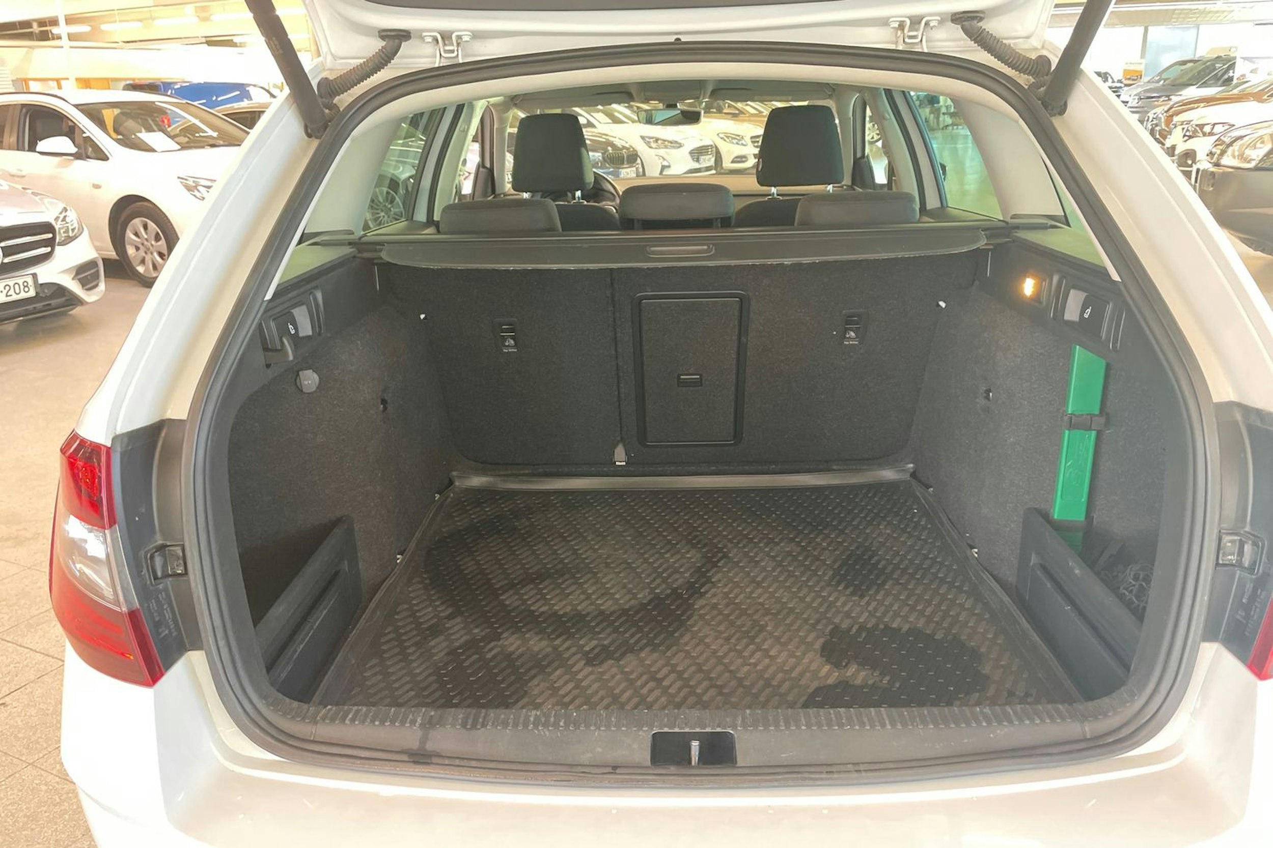 valkoinen Skoda Octavia 2018 kuva 28.