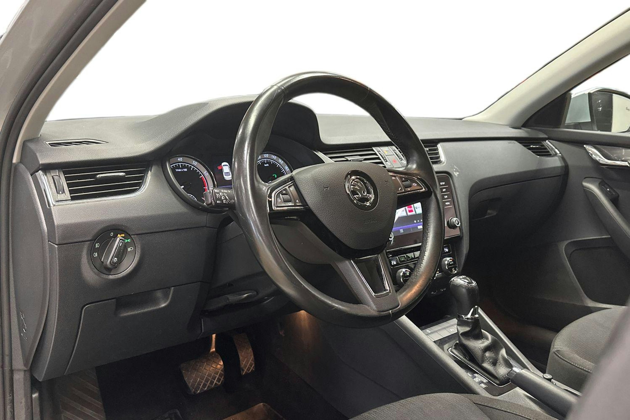 harmaa Skoda Octavia 2018 kuva 7.
