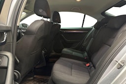 harmaa Skoda Octavia 2018 kuva 10.