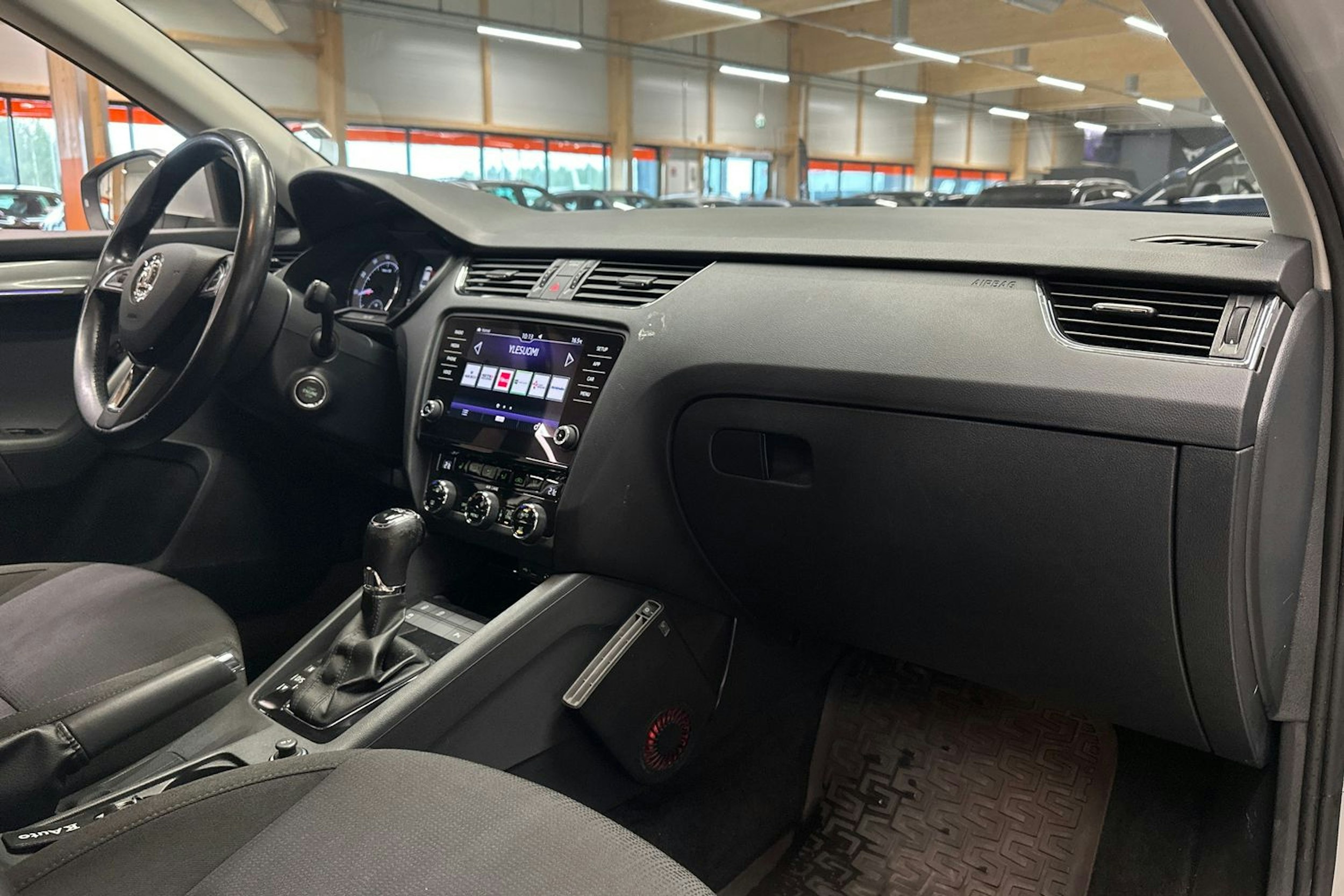 harmaa Skoda Octavia 2018 kuva 14.