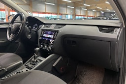 harmaa Skoda Octavia 2018 kuva 14.