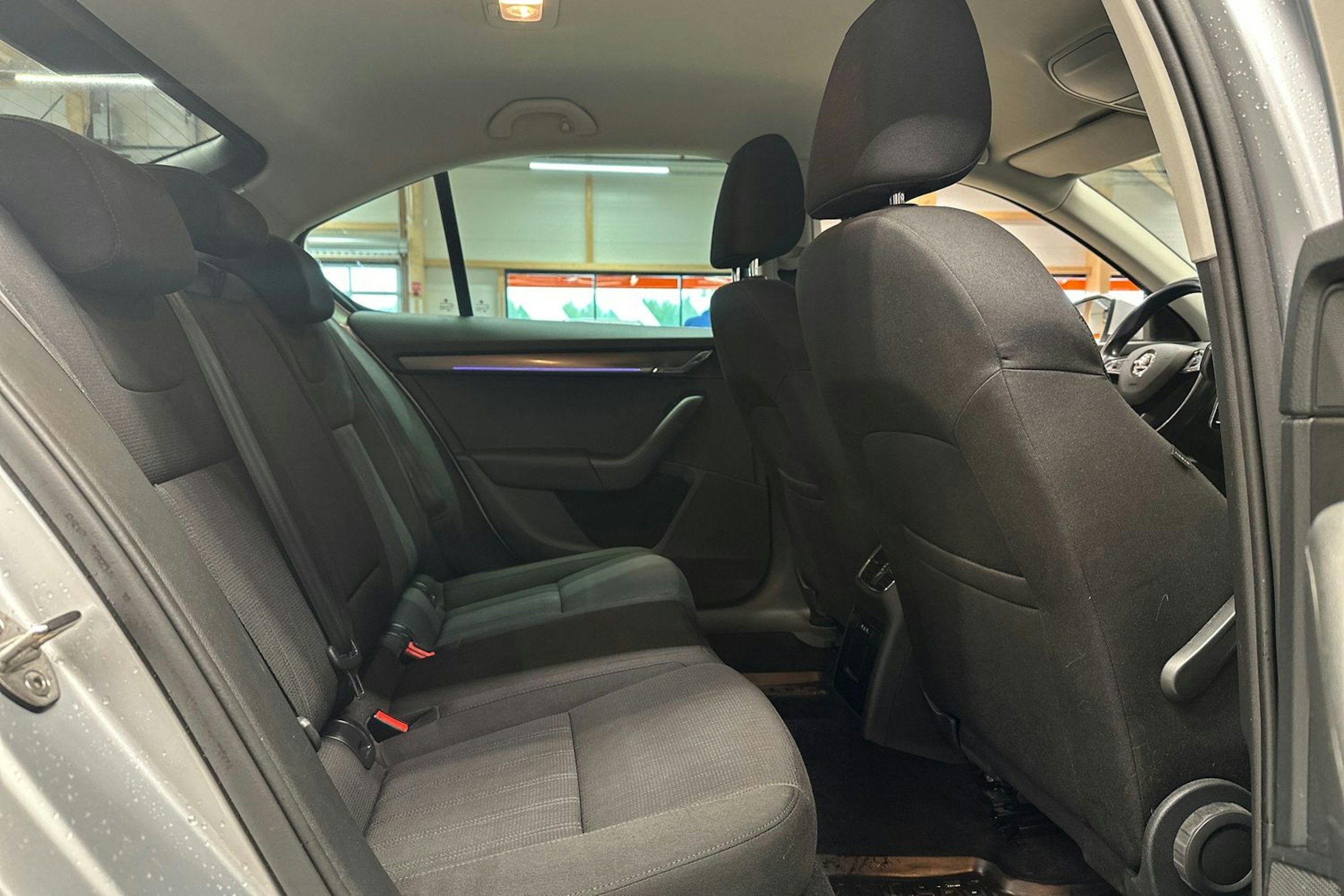 harmaa Skoda Octavia 2018 kuva 16.
