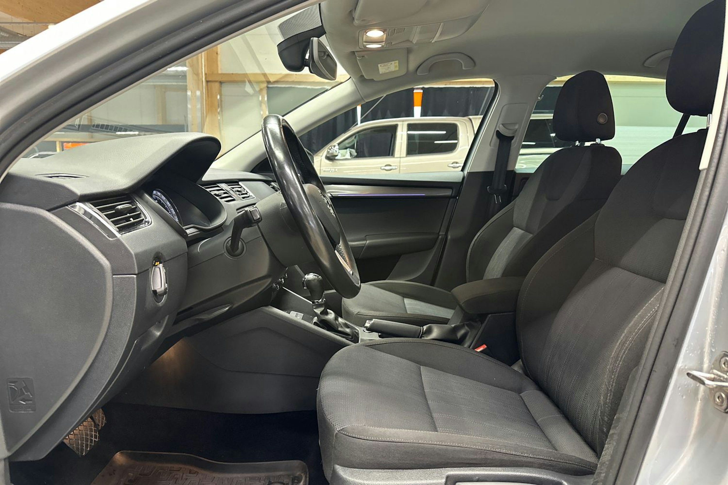harmaa Skoda Octavia 2018 kuva 17.