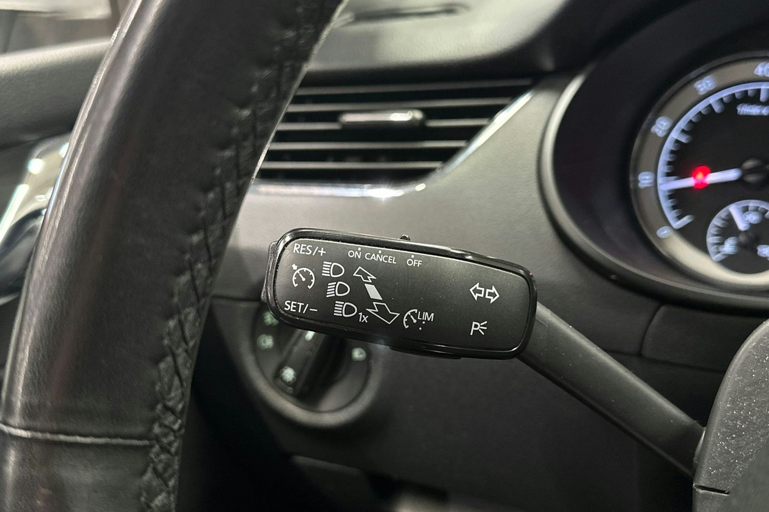 harmaa Skoda Octavia 2018 kuva 23.