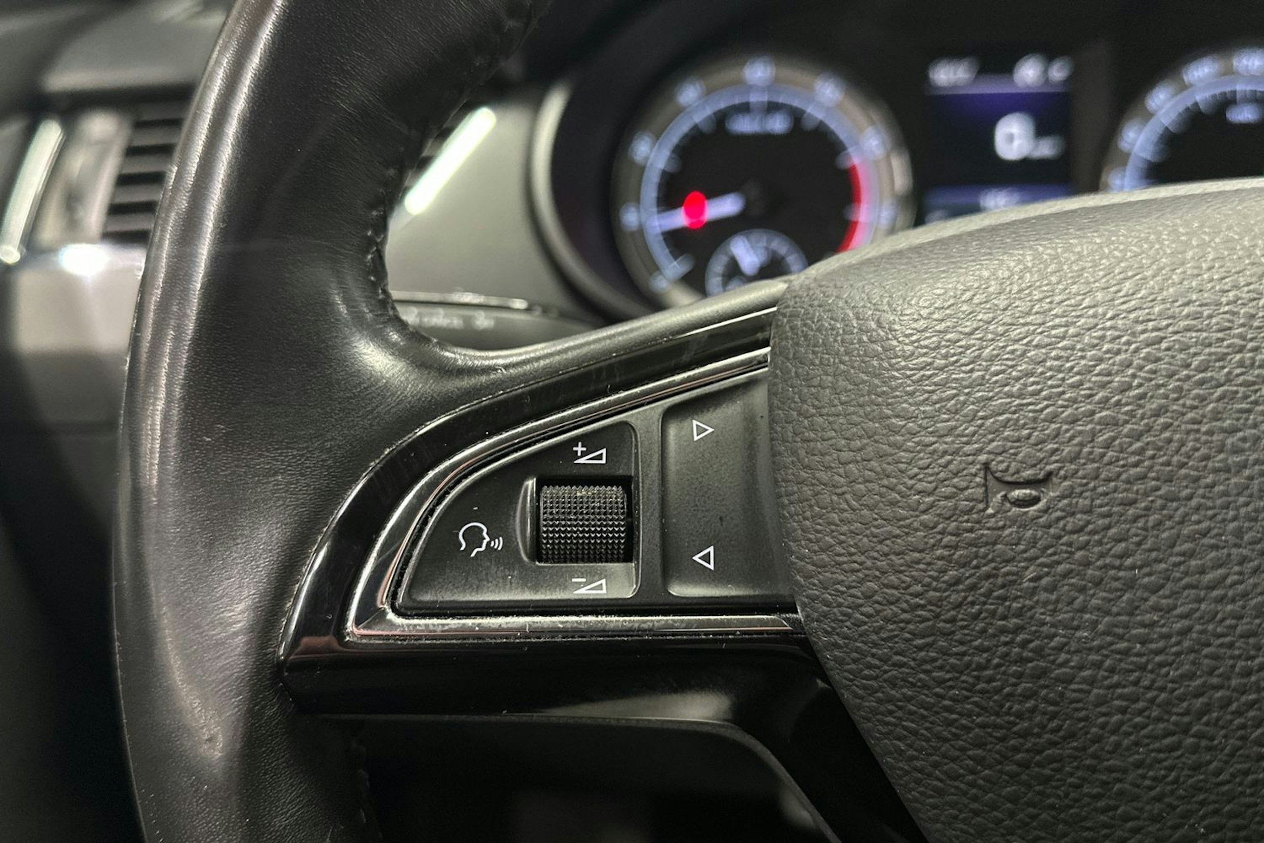harmaa Skoda Octavia 2018 kuva 25.