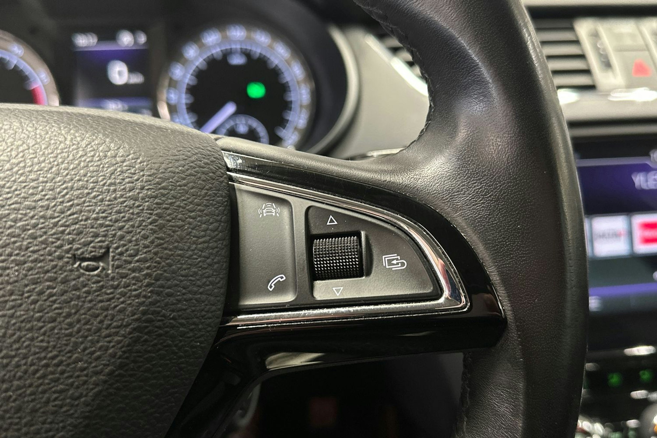 harmaa Skoda Octavia 2018 kuva 26.