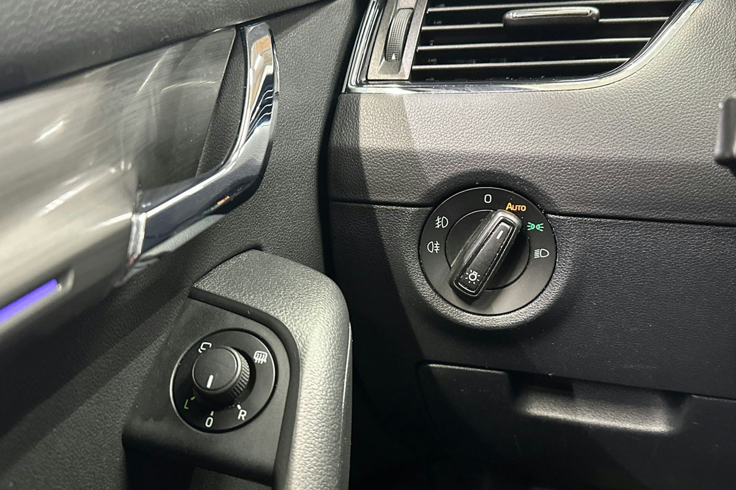 harmaa Skoda Octavia 2018 kuva 27.