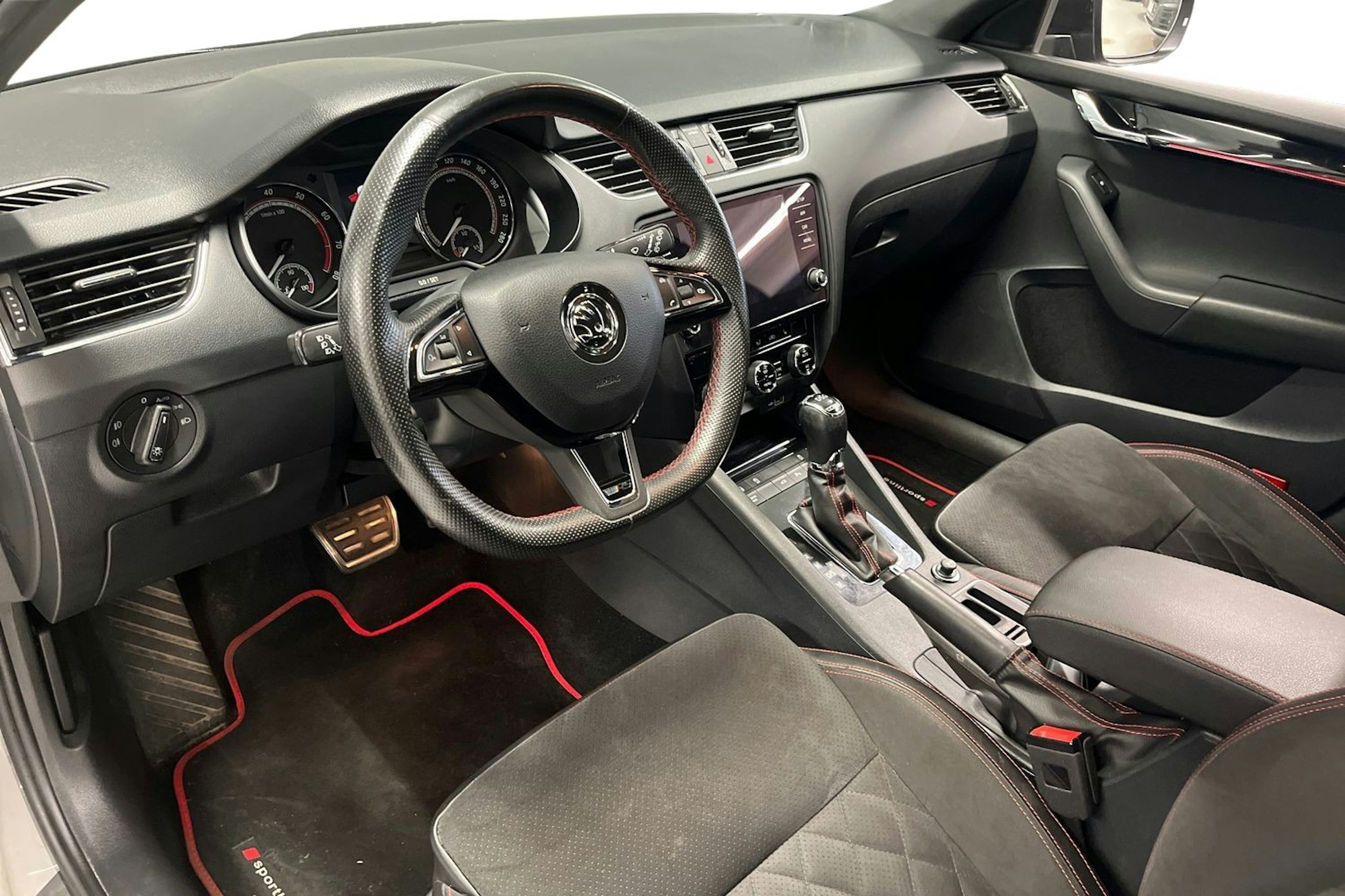 Harmaa Skoda OCTAVIA 2018 kuva 3.