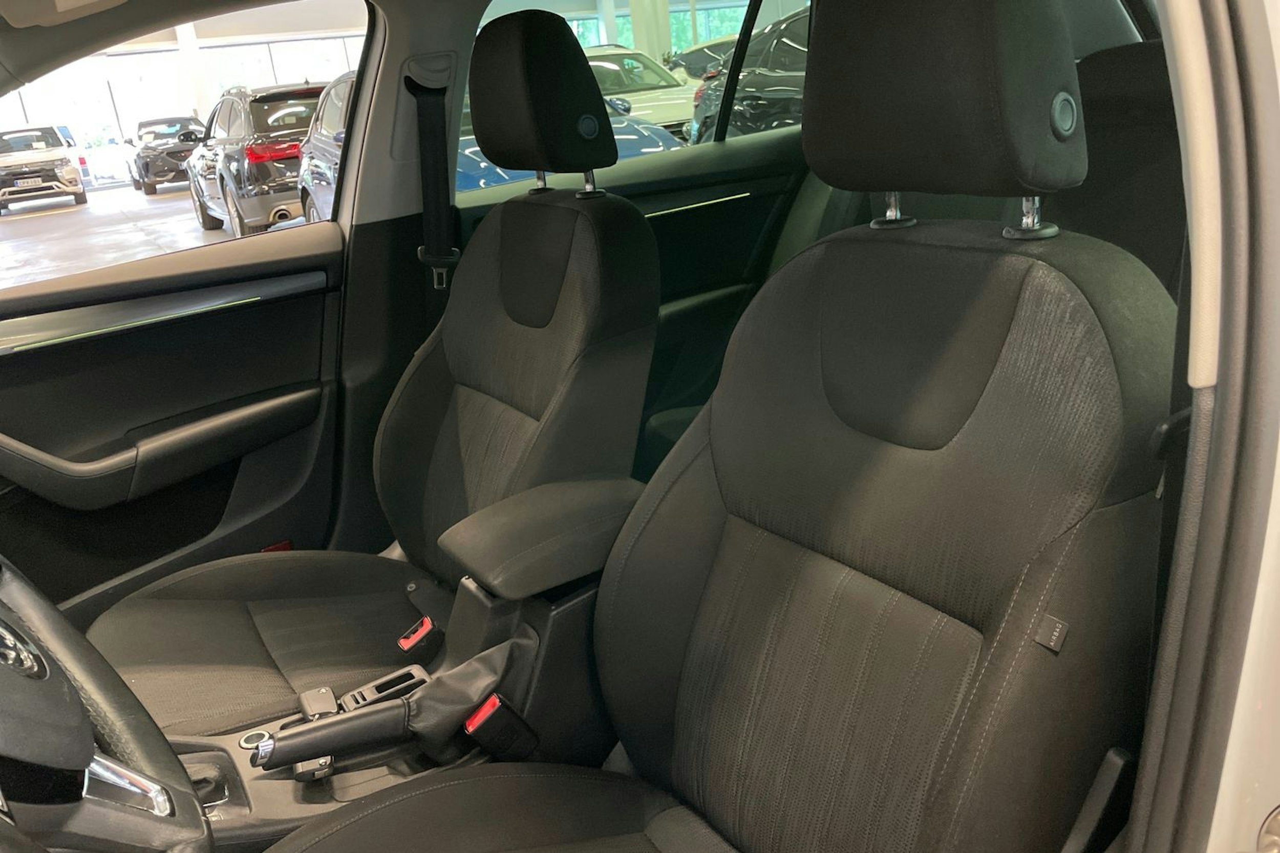 Valkoinen Skoda Octavia 2018 kuva 24.