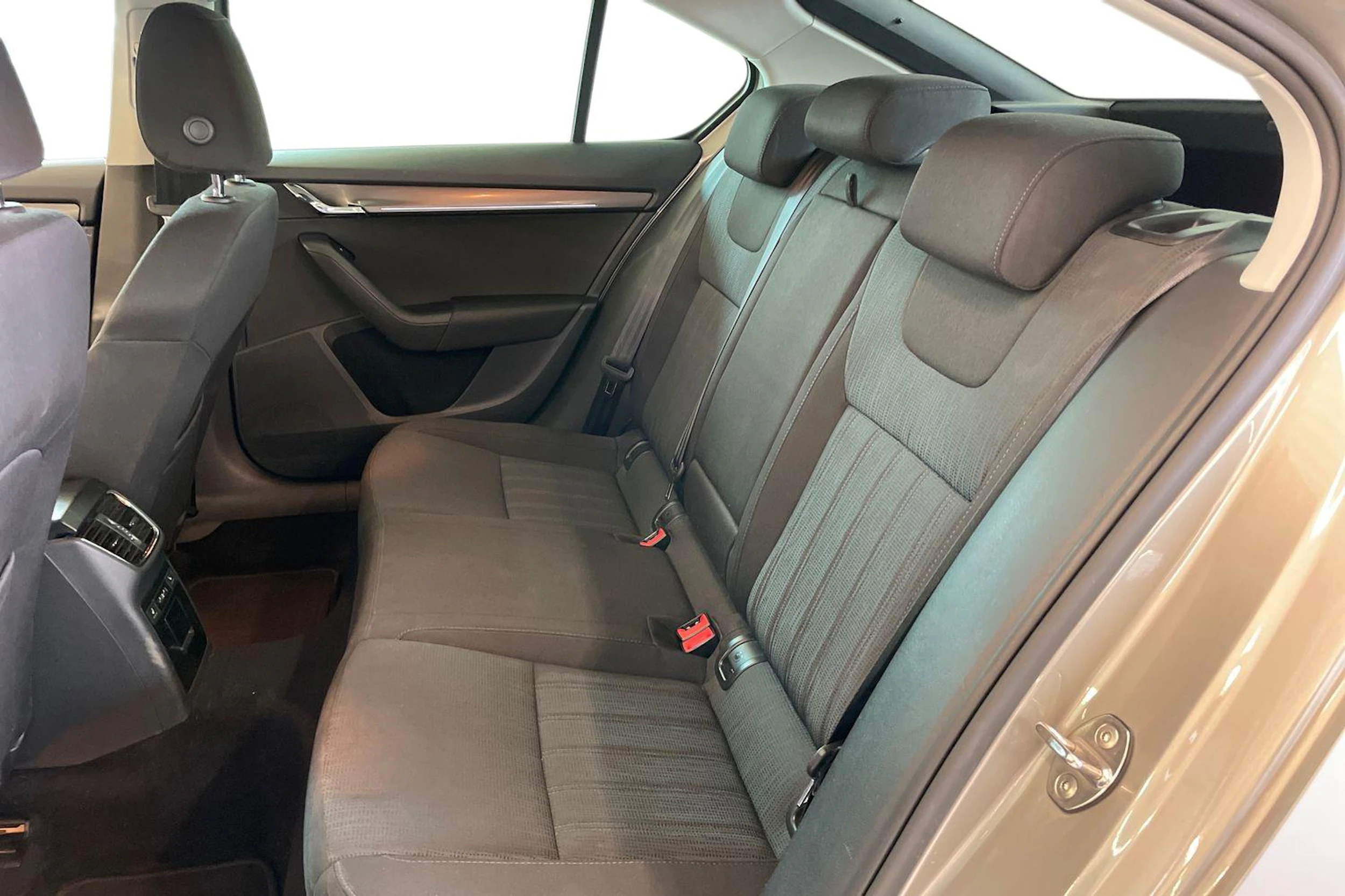 ruskea (beige) Skoda Octavia 2018 kuva 11.