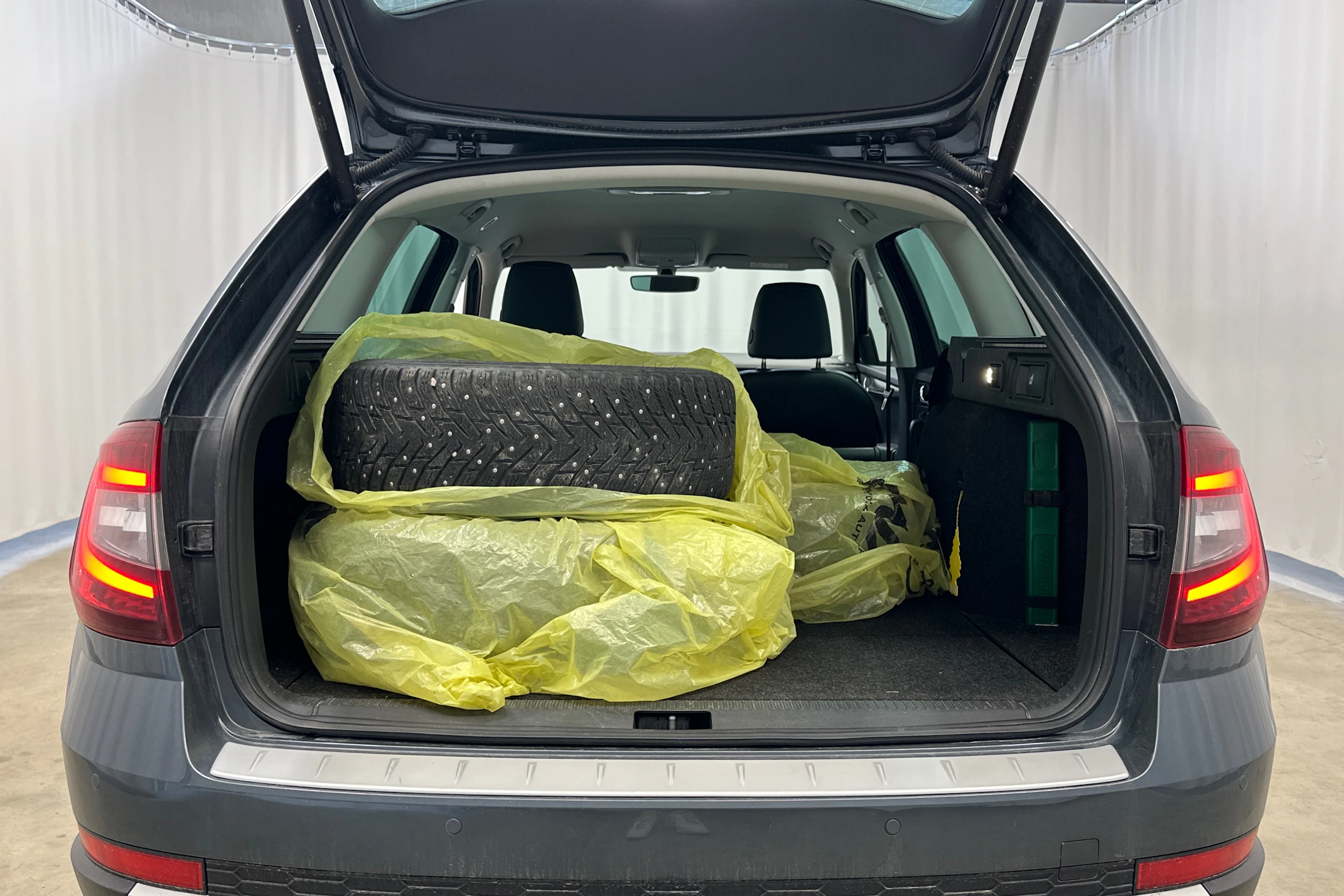 met. harmaa Skoda Octavia 2018 kuva 5.