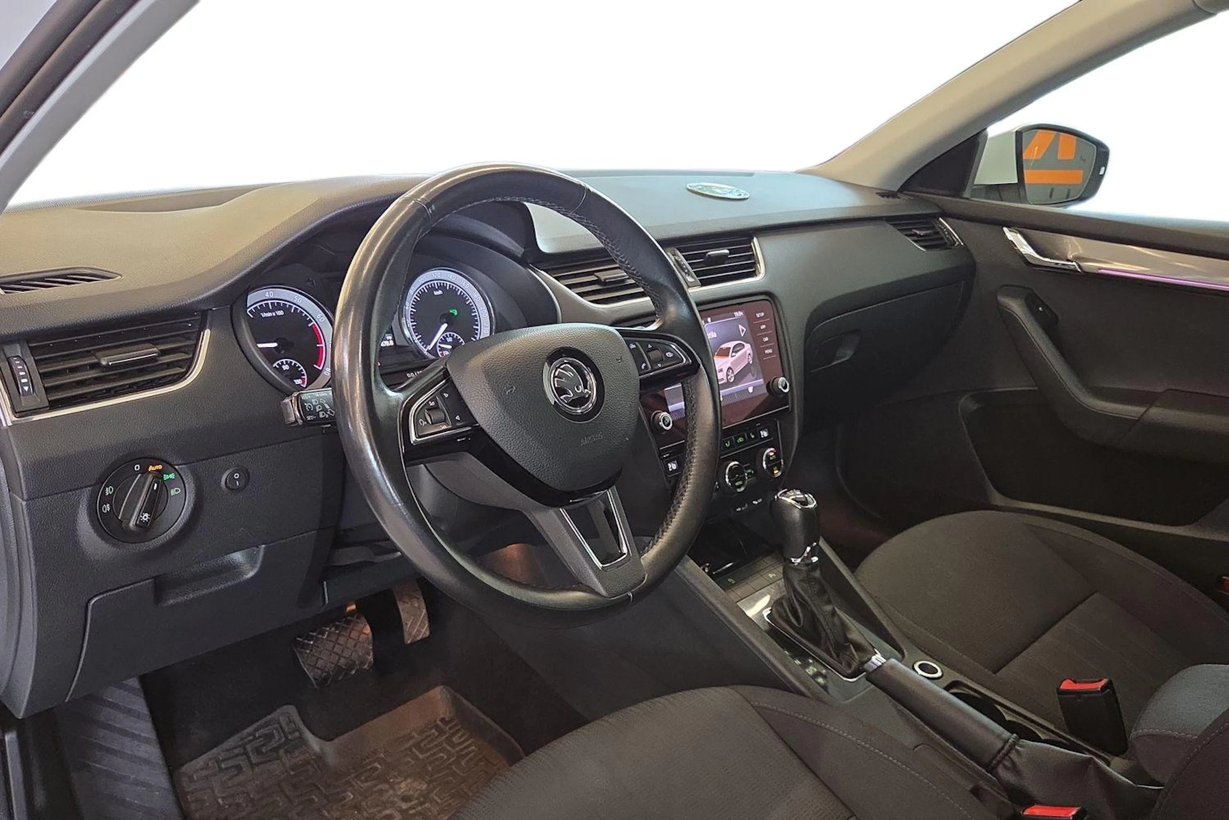 Valkoinen Skoda OCTAVIA 2018 kuva 6.