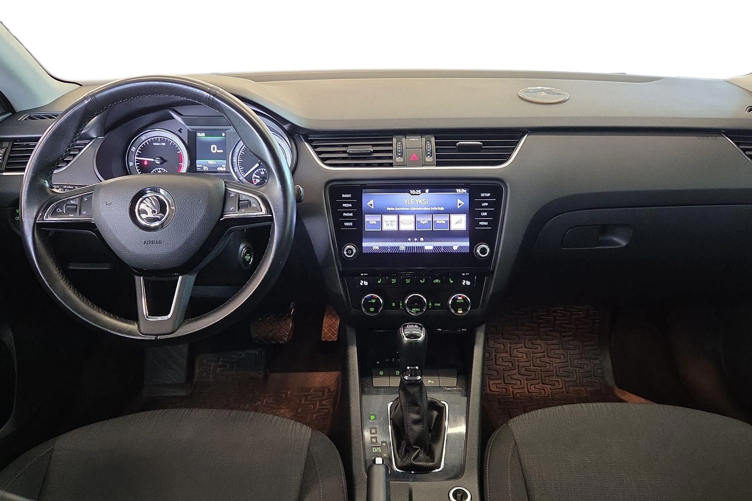 Valkoinen Skoda OCTAVIA 2018 kuva 7.
