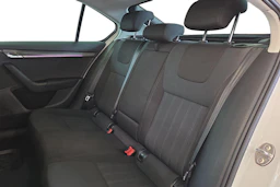 Valkoinen Skoda OCTAVIA 2018 kuva 8.