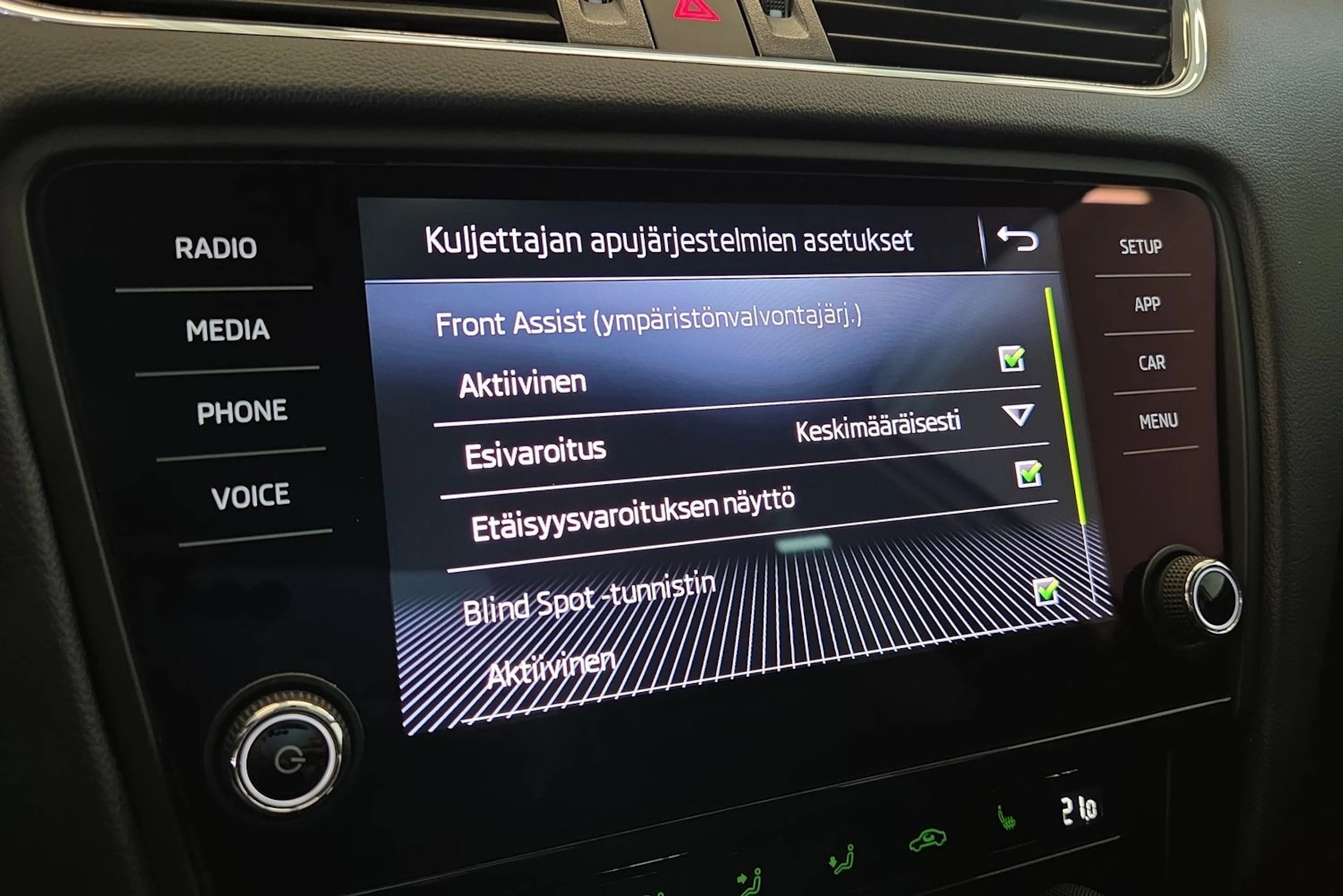 Valkoinen Skoda OCTAVIA 2018 kuva 15.
