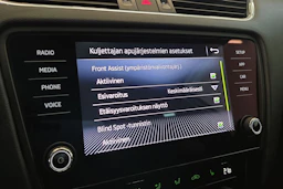 Valkoinen Skoda OCTAVIA 2018 kuva 15.