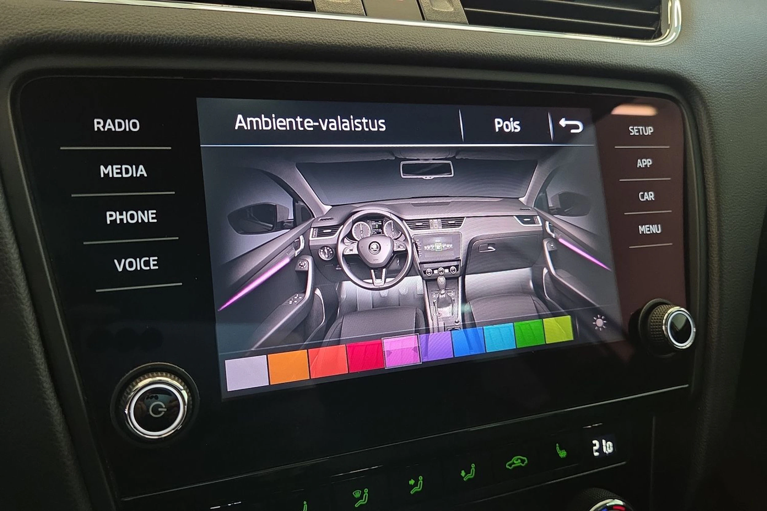 Valkoinen Skoda OCTAVIA 2018 kuva 16.