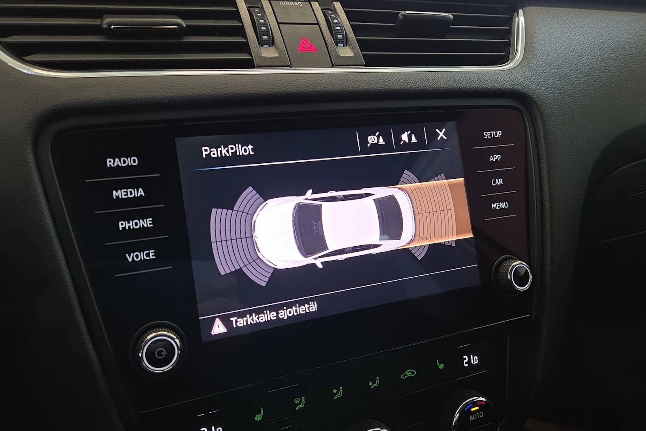 Valkoinen Skoda OCTAVIA 2018 kuva 17.