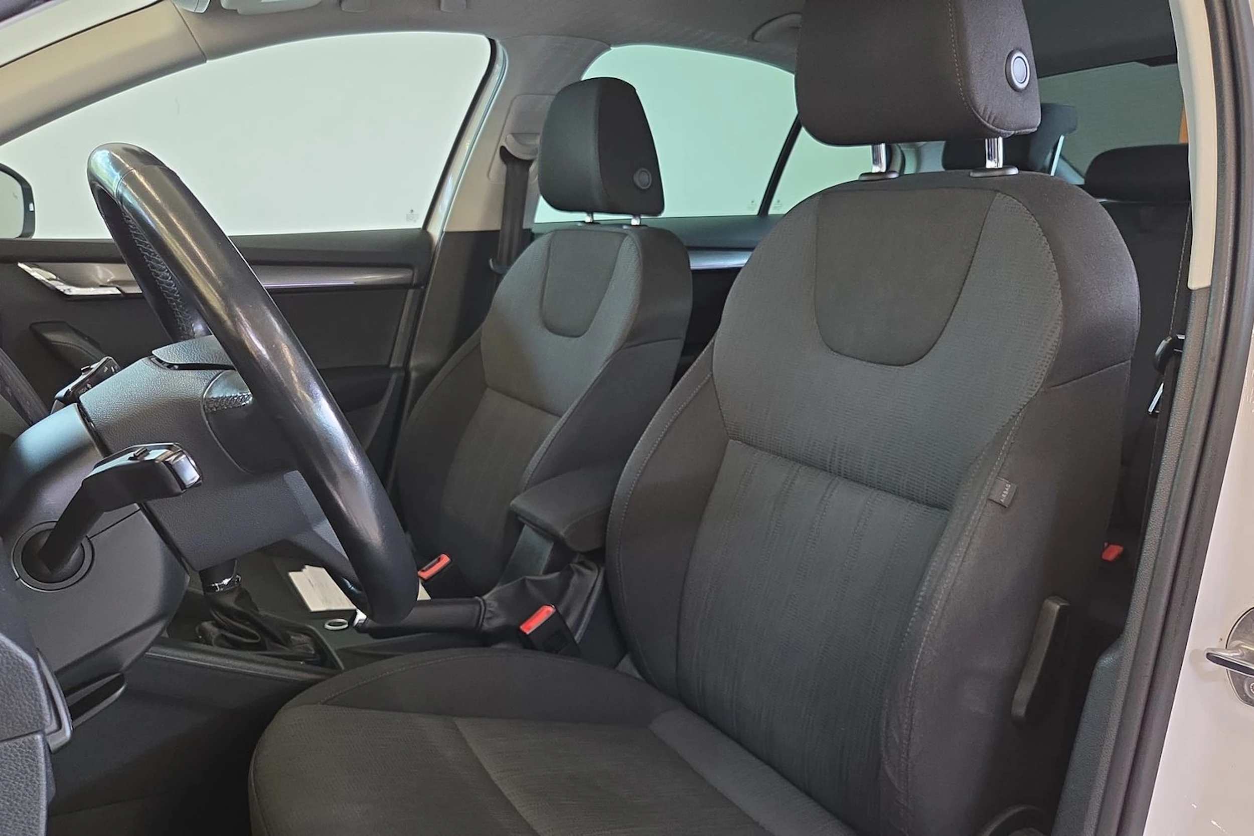 Valkoinen Skoda OCTAVIA 2018 kuva 19.