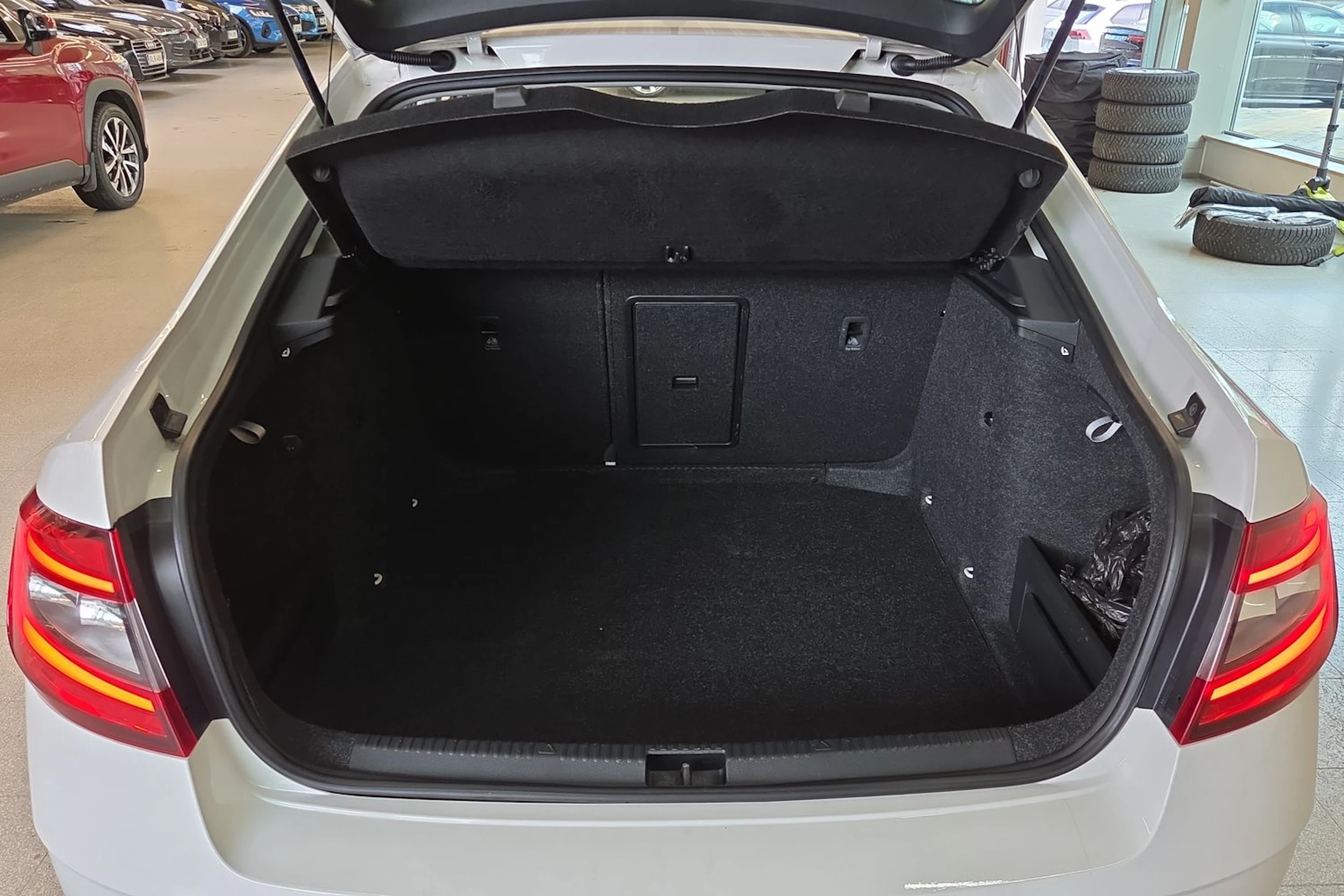 Valkoinen Skoda OCTAVIA 2018 kuva 20.