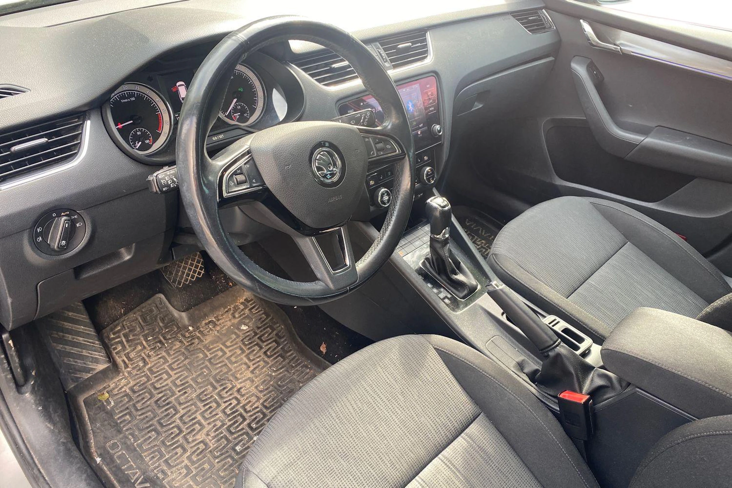 Ruskea (beige) Skoda OCTAVIA 2018 kuva 3.