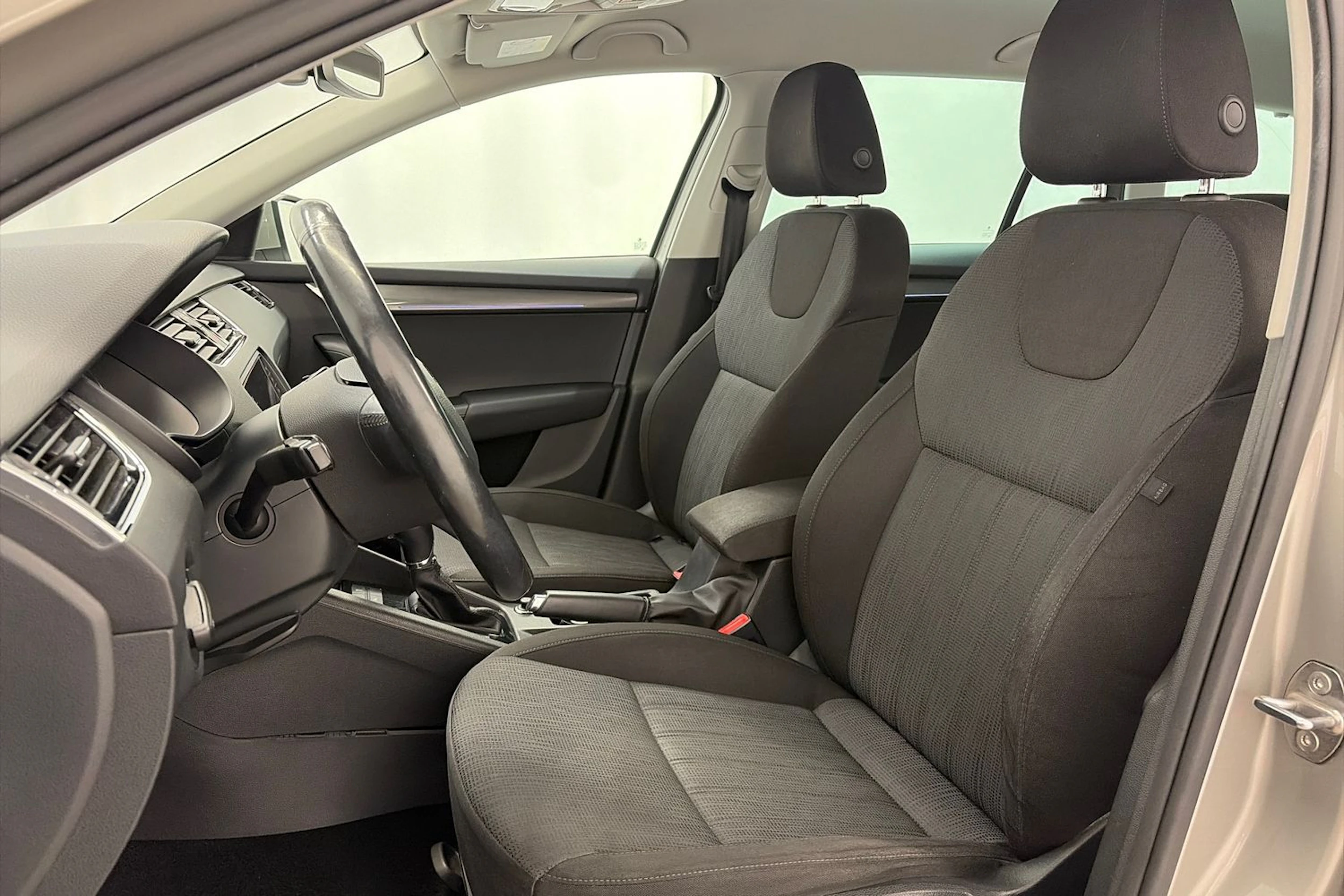 Ruskea (beige) Skoda OCTAVIA 2018 kuva 14.