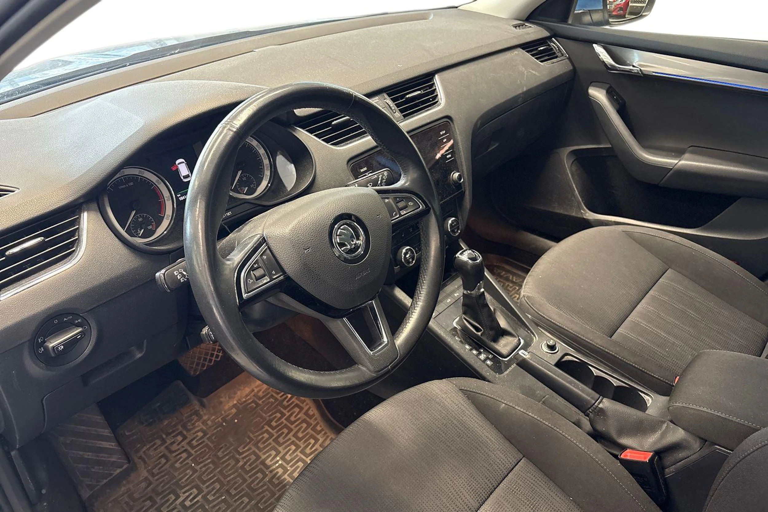 sininen Skoda Octavia 2018 kuva 3.