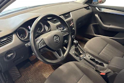 sininen Skoda Octavia 2018 kuva 3.
