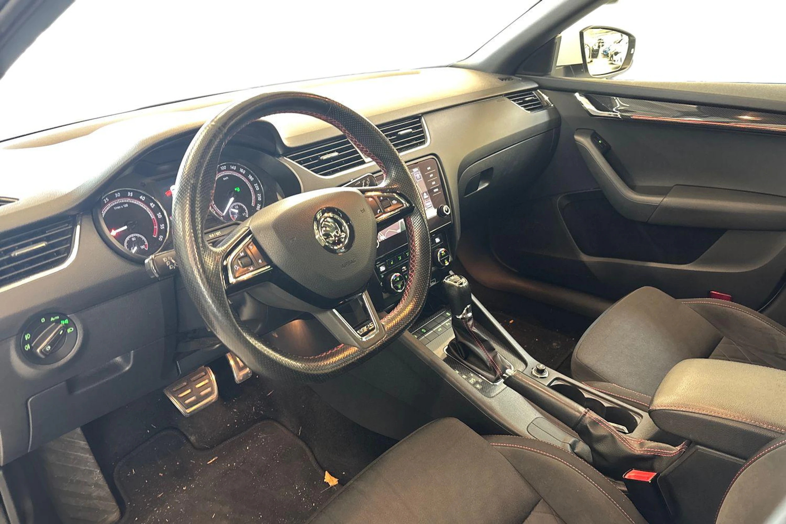 valkoinen Skoda Octavia 2018 kuva 3.