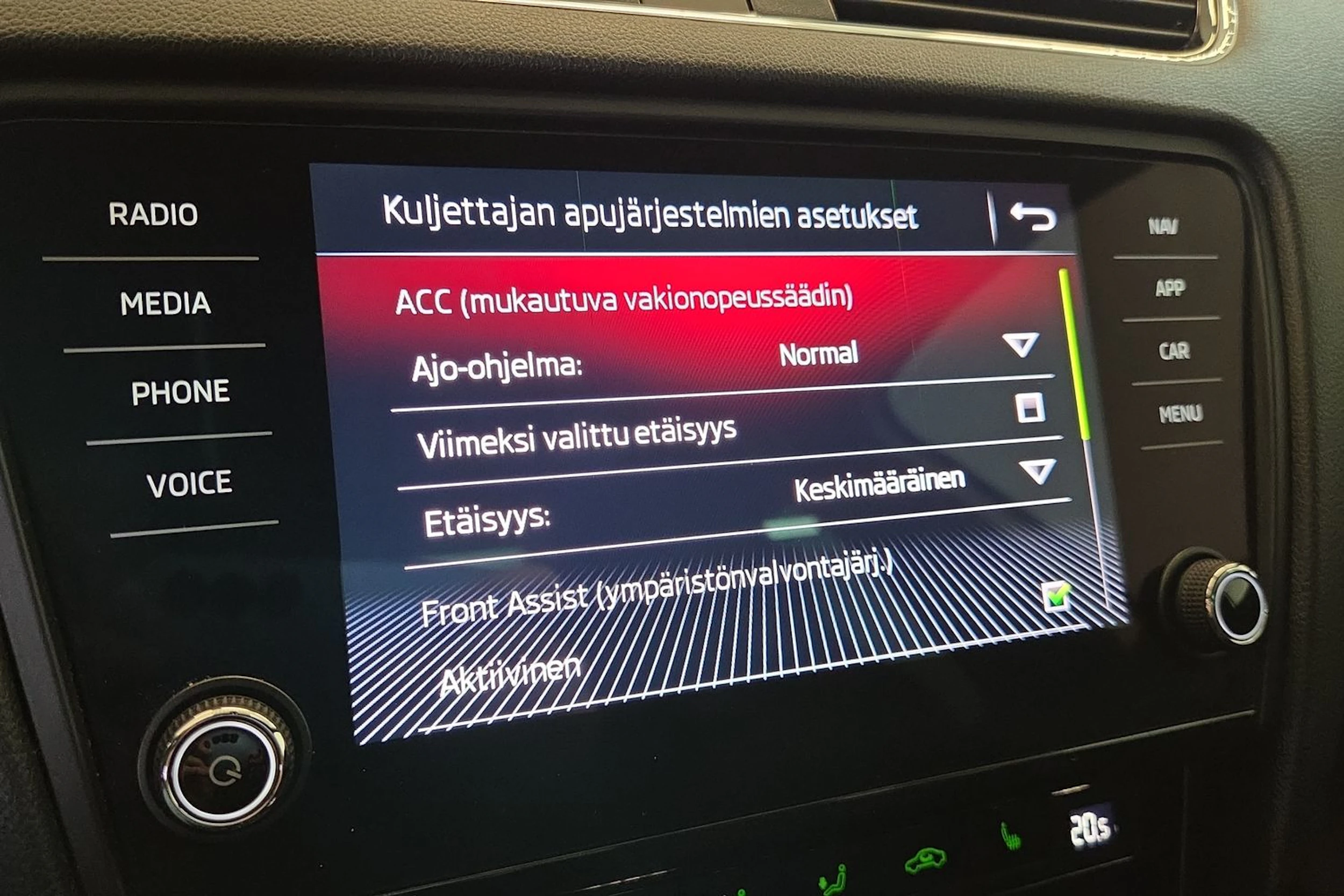 valkoinen Skoda Octavia 2017 kuva 15.