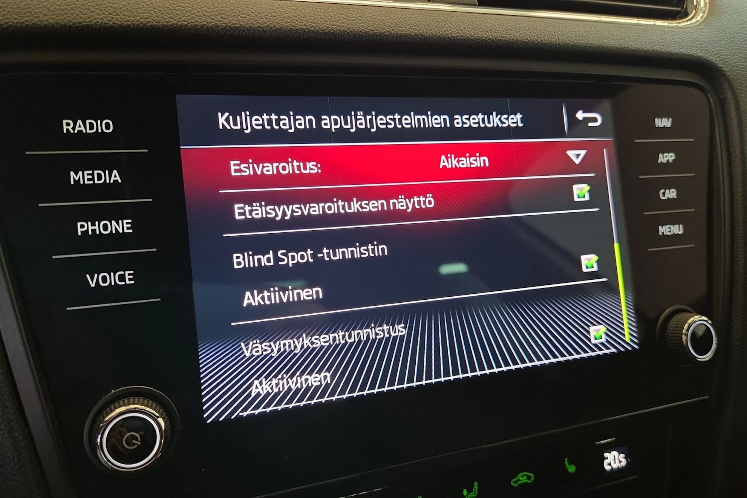 valkoinen Skoda Octavia 2017 kuva 16.