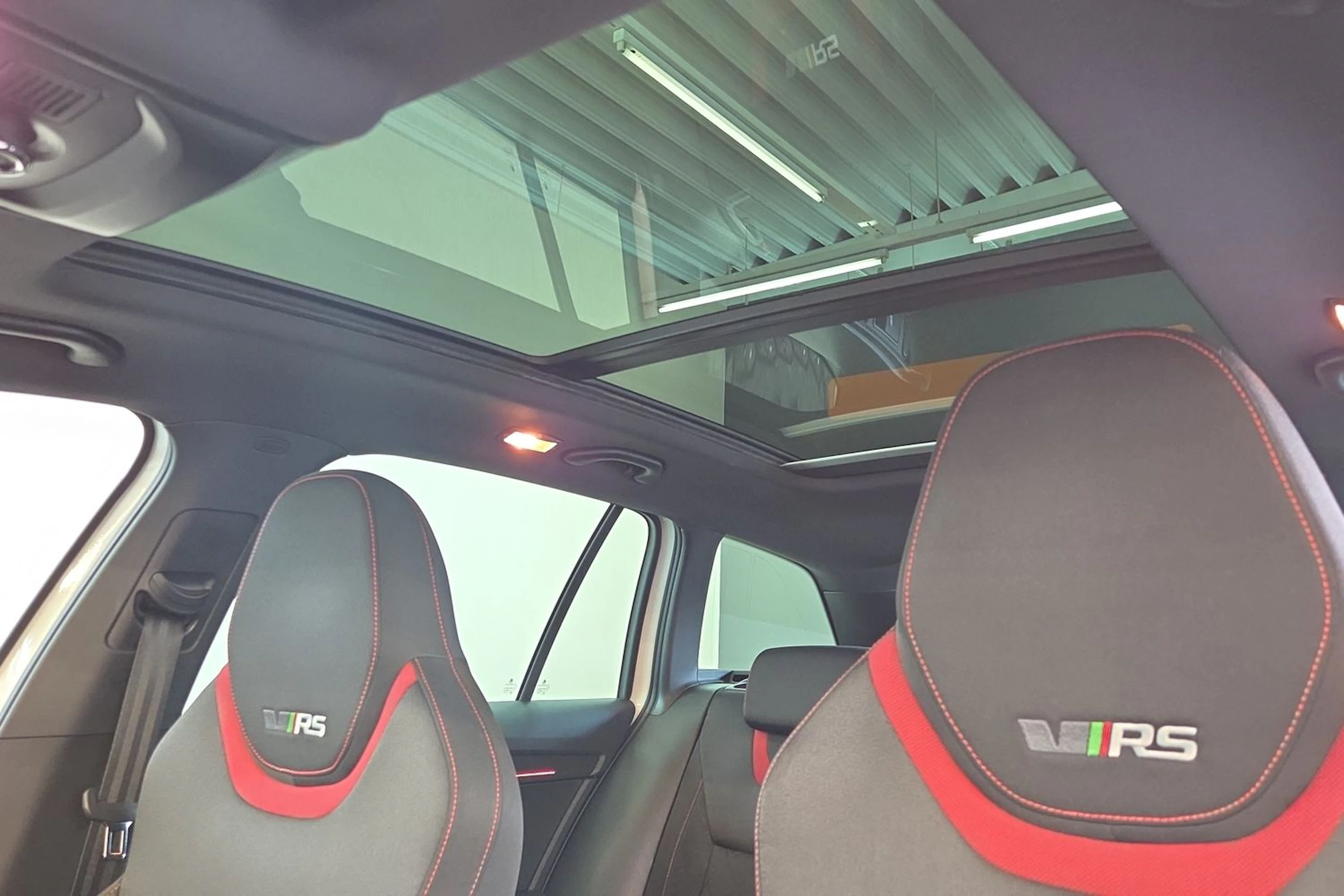 valkoinen Skoda Octavia 2017 kuva 22.