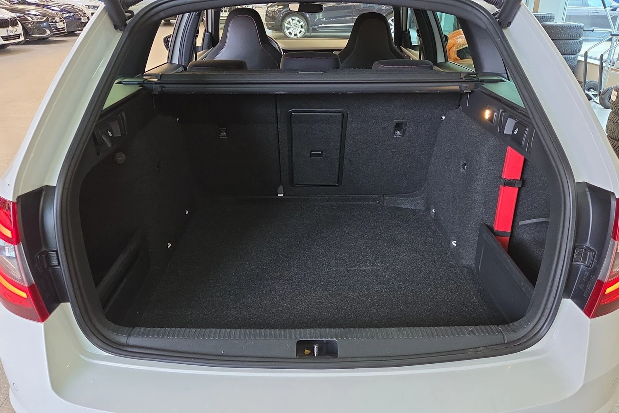 valkoinen Skoda Octavia 2017 kuva 23.