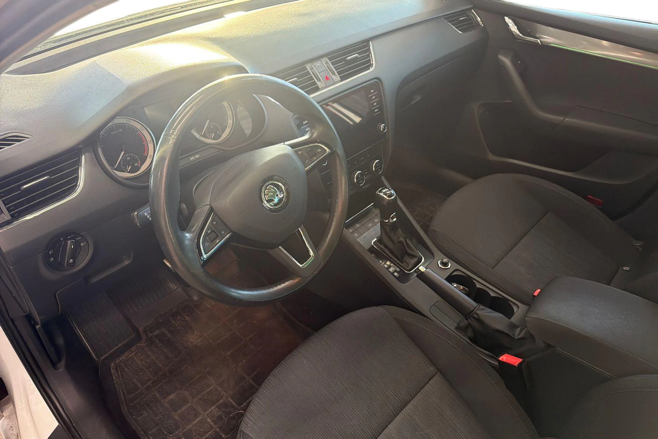 valkoinen Skoda Octavia 2018 kuva 3.