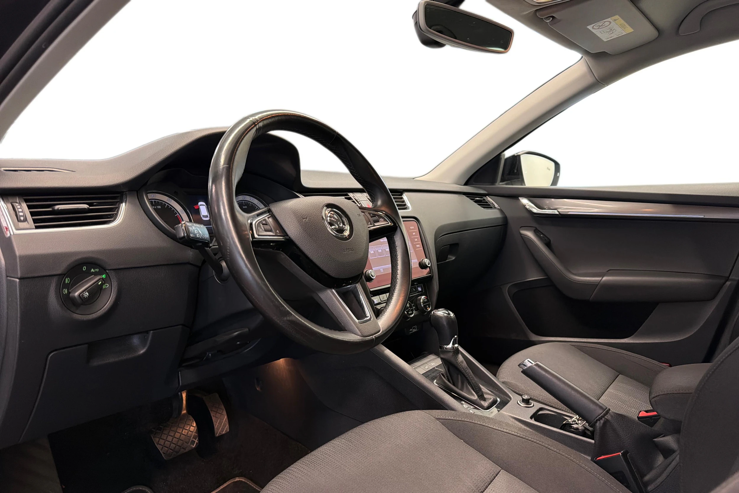 musta Skoda Octavia 2018 kuva 6.