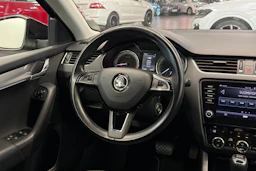 musta Skoda Octavia 2018 kuva 15.