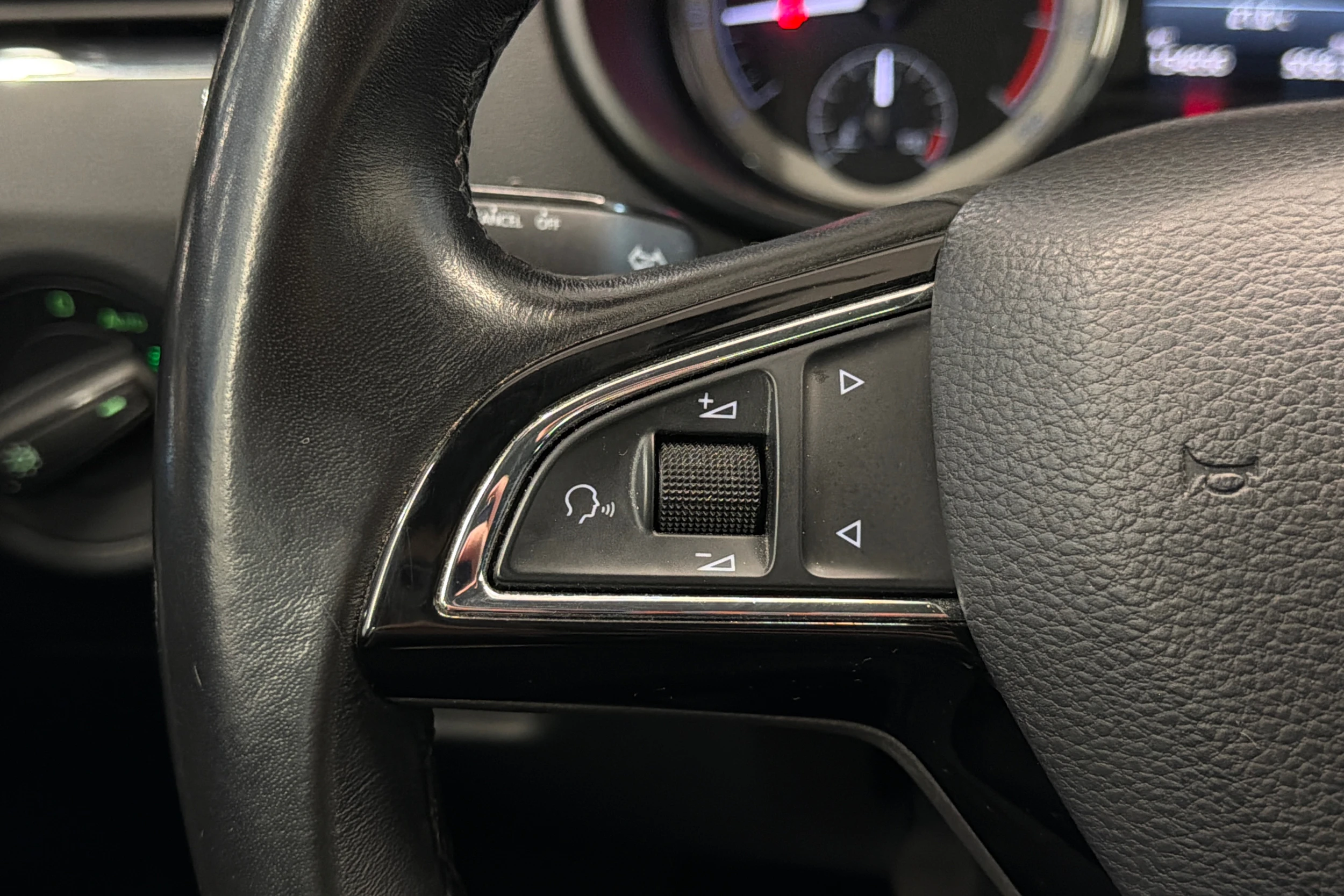 musta Skoda Octavia 2018 kuva 16.